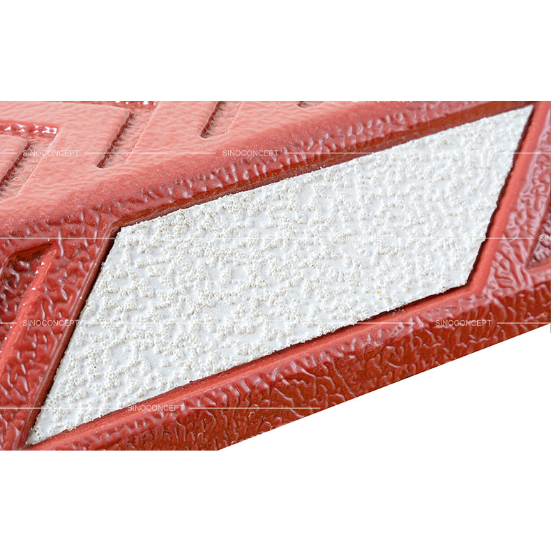 Séparateurs de chaussée rouges en composite plastique-caoutchouc, avec des films de marquage routier réfléchissants thermoplastiques pour la gestion de la sécurité routière.