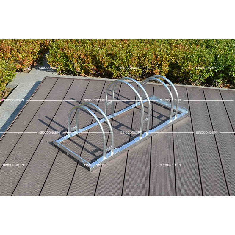 Support pour 3 vélos montré en extérieur