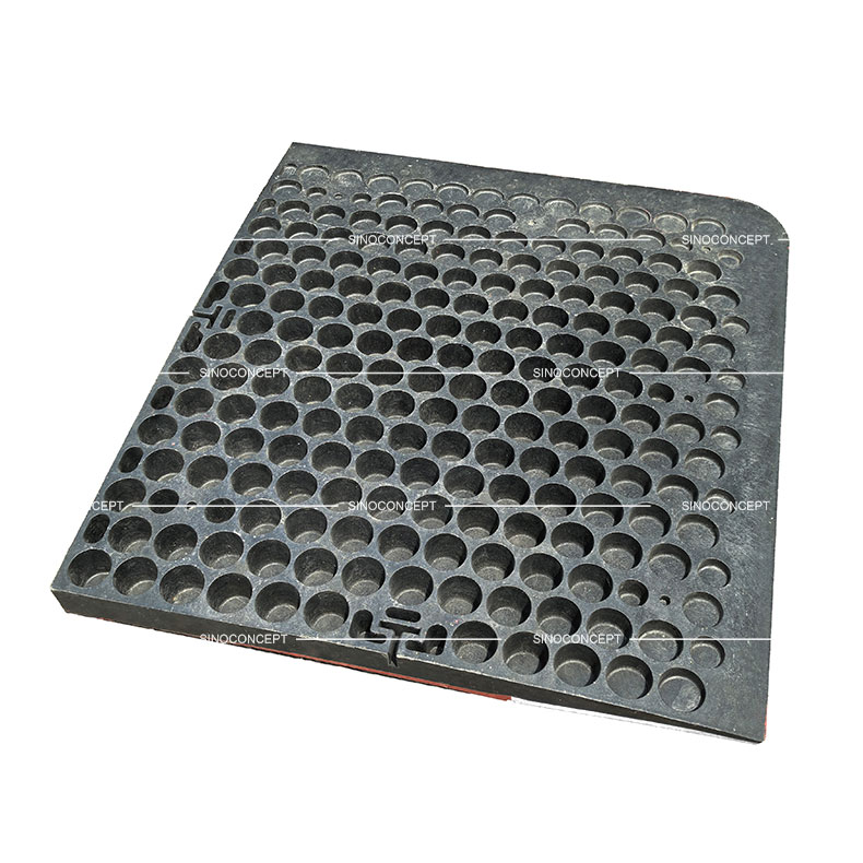 Vue de dessous d'un coussin berlinois en composite plastique-caoutchouc noir vulcanisé de style Belgique, utilisé pour calmer la circulation.