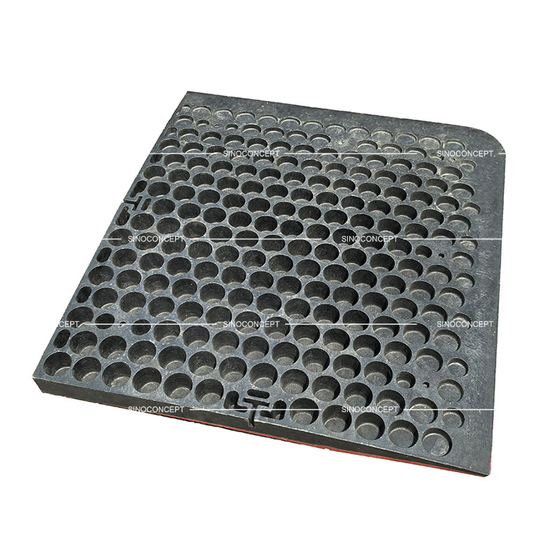 Vue de dessous d'un coussin berlinois en composite plastique-caoutchouc noir vulcanisé de style Europe, utilisé pour calmer la circulation.