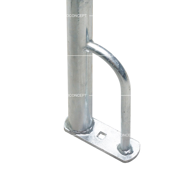 Détail de la base d'un rack à vélo 450 verrouillable, montrant le traitement de surface entièrement galvanisé à chaud et la platine de fixation.