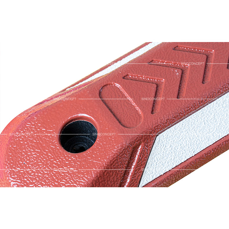 Séparateur de voie en composite plastique-caoutchouc rouge, avec des flèches sur la surface et un emplacement pour logo personnalisé, utilisé pour la sécurité routière.