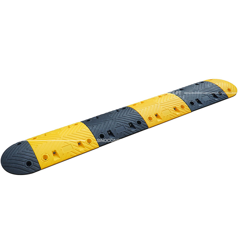 Ralentisseur de vitesse noir et jaune de 7 cm de hauteur, fabriqué en matériau composite plastique-caoutchouc, utilisé pour calmer la circulation.