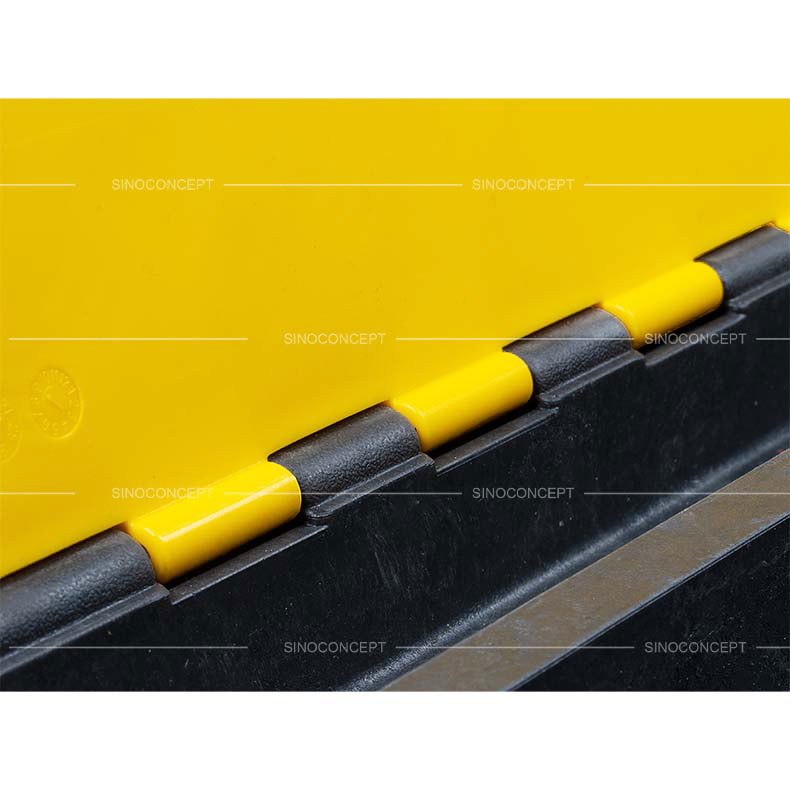 Charnières renforcées sur passe-câble extérieur 3 canaux.