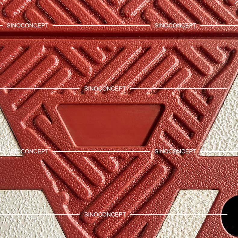 Logo moulé intégré dans la surface rouge du coussin berlinois pour l’identification de la marque.