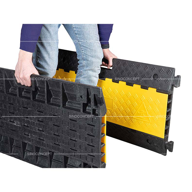 Passe-câble extérieur 5 canaux avec poignée intégrée pour un transport facile et manipulation pratique.