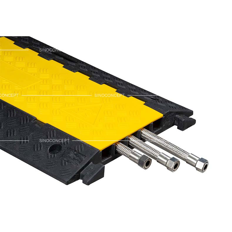 Passe-câble extérieur 5 canaux avec couvercle jaune fermé et protection des câbles industriels.