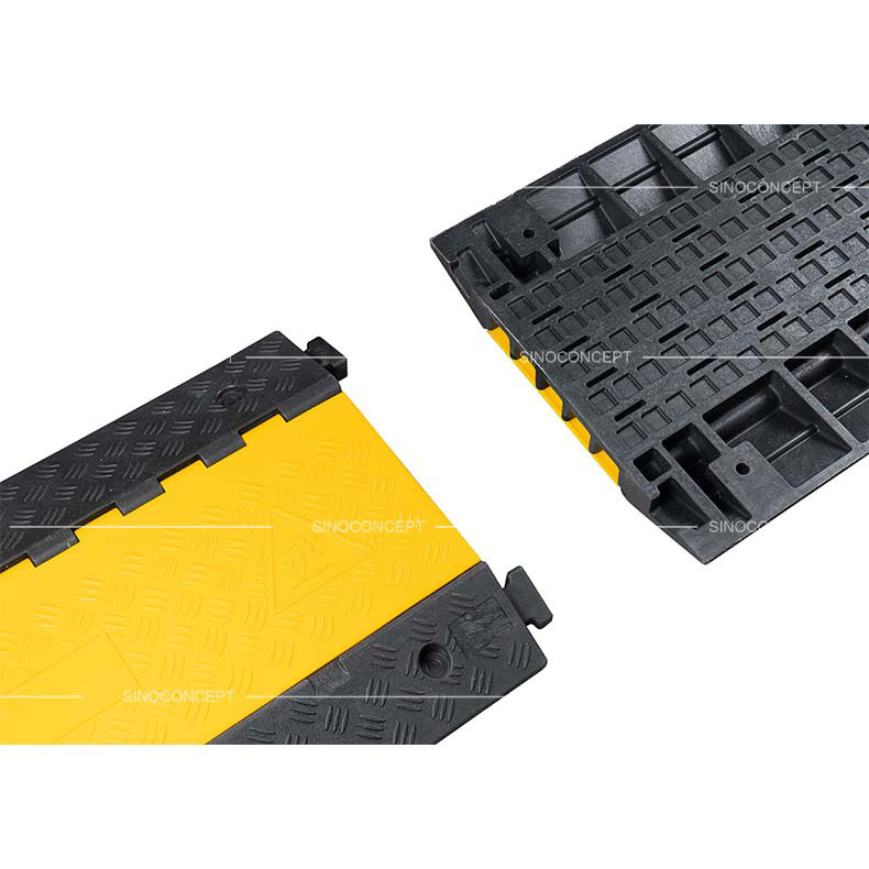 Système d’assemblage modulaire du passe-câble extérieur 5 canaux avec connecteurs intégrés.