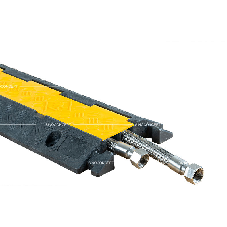 Passe-câble 2 canaux en composite plastique-caoutchouc avec couvercle jaune en PE.