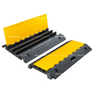 Passe-câble extérieur à 3 canaux en composite plastique-caoutchouc avec couvercle jaune en PE. Surface antidérapante et conception robuste.