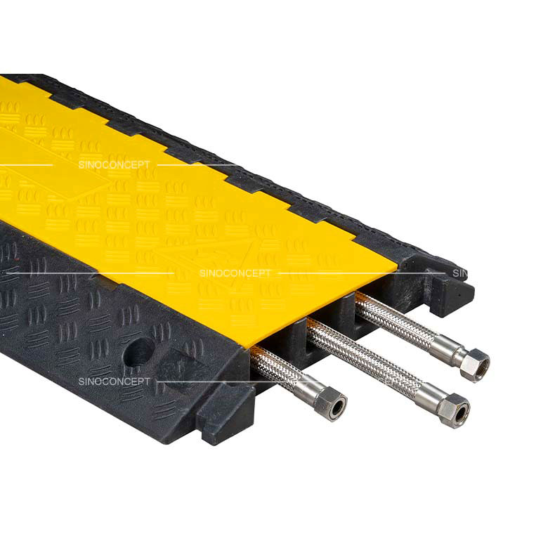 Passe-câble 3 canaux en composite plastique-caoutchouc avec couvercle jaune en PE.