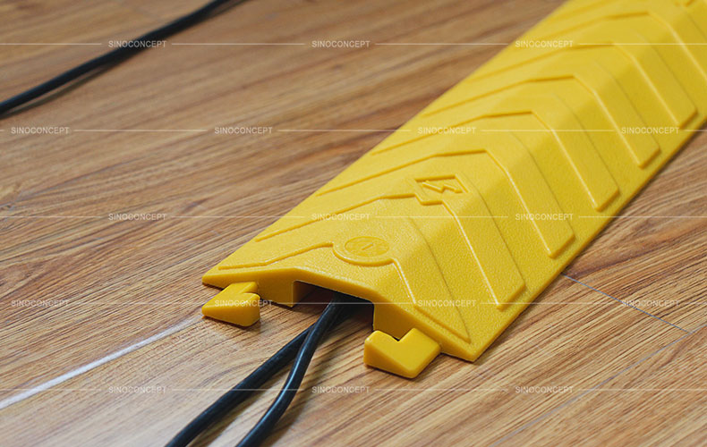 Passe-câble au sol intérieur de petit modèle en polyéthylène jaune