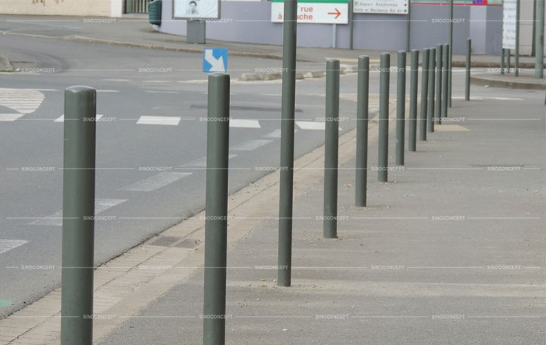 Potelet carrefour et poteaux de ville installés sur trottoir anti-stationnement
