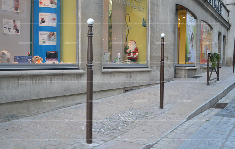 Potelets de trottoir Champs Elysées installés sur trottoir