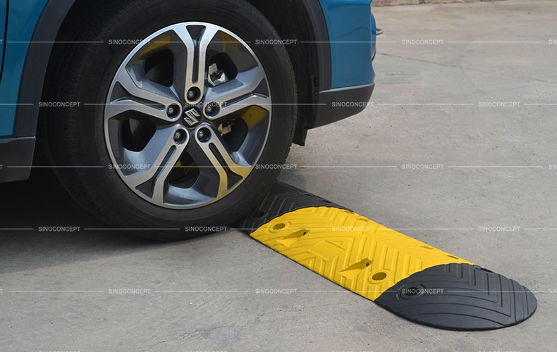 Ralentisseur de voiture en caoutchouc jaune et noir avec surface anti-dérapante 5 cm