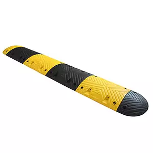 Ralentisseur routier jaune et noir avec surface antidérapante