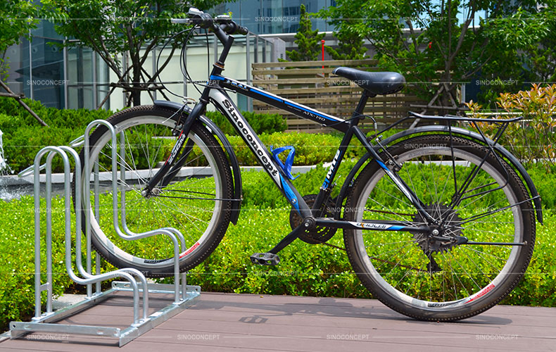 Vélo calé dans l'espace de rangement pour vélo 4000 mm