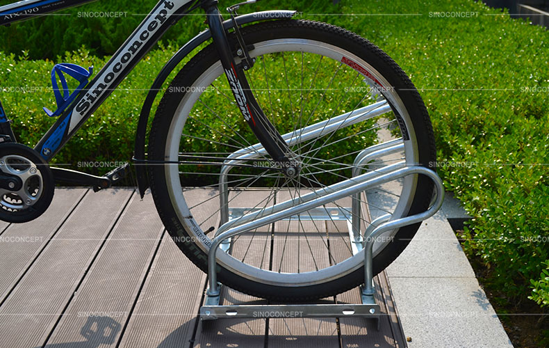 Vélo placé dans un râtelier vélo 2 vélos 2000 mm